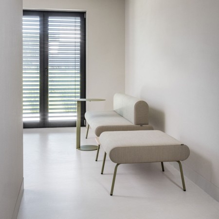 Pouf individuel LINJE LE 100 dans un espace d'attente professionnel contemporain à Lausanne.