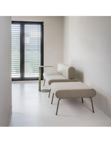 Pouf individuel LINJE LE 100 dans un espace d'attente professionnel contemporain à Lausanne.