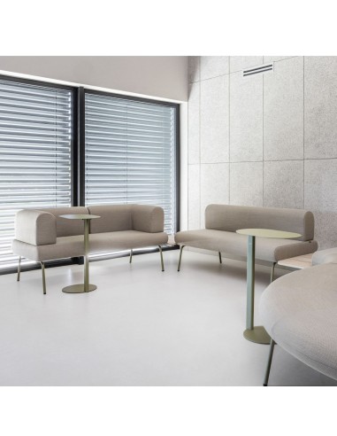 Canapé LINJE LE 402 dans un espace d'accueil professionnel contemporain à Bâle.