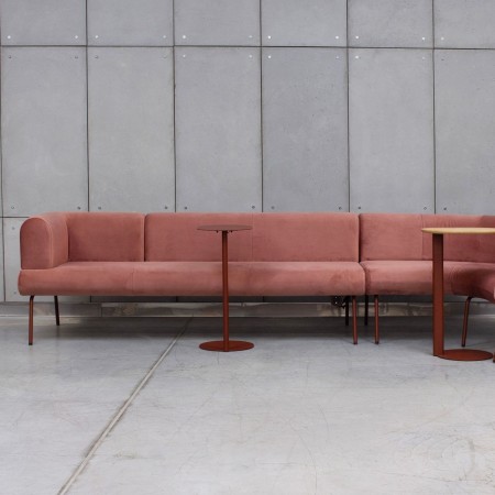 Canapé modulable en velours rouge LINJE pour espaces d'accueil.