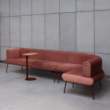 Canapé modulaire LINJE dans un espace lounge professionnel contemporain à Lausanne.