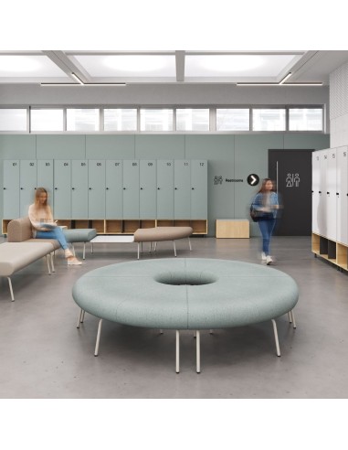 Modules canapé arrondis LINJE formant un îlot circulaire dans un espace commun professionnel.