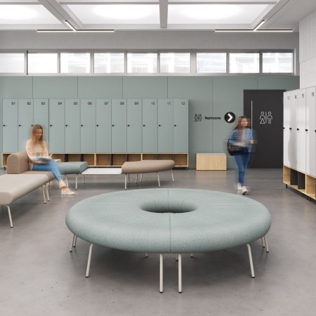 Modules canapé arrondis LINJE formant un îlot circulaire dans un espace commun professionnel.