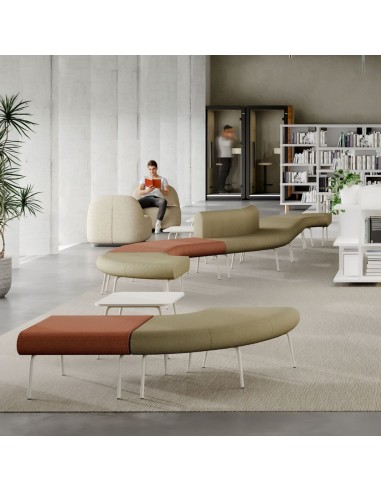 Salle d'accueil à Berne avec un canapé modulaire LINJE design arrondi et coloré.