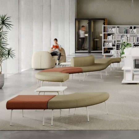 Salle d'accueil à Berne avec un canapé modulaire LINJE design arrondi et coloré.