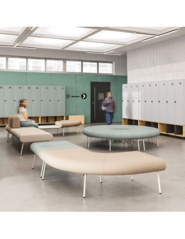 Vestiaires à Lausanne dans un espace de formation avec banquettes arrondies LINJE.