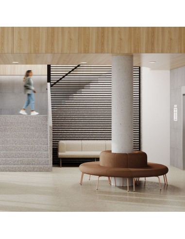 Module canapé coin extérieur arrondi avec dossier autour d'un pilier dans un hall à Fribourg.
