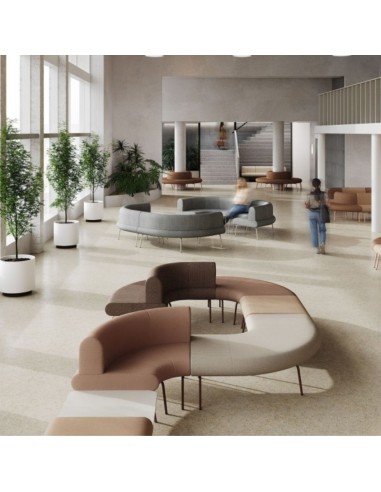 Hall d'école avec assises modulaires LINJE design en S à Neuchâtel.
