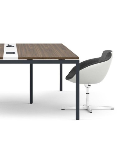 Table de réunion avec plateau bois en configuration collaborative - Nova U