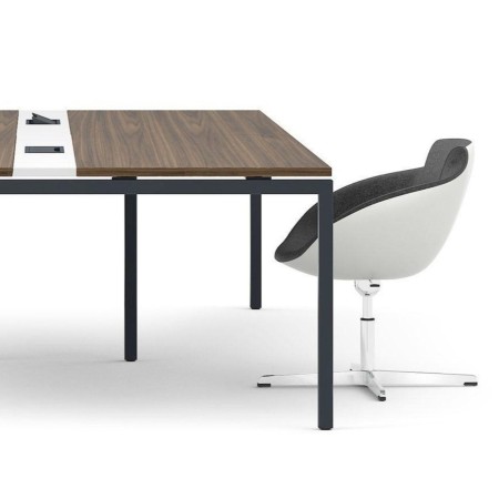 Table de réunion avec plateau bois en configuration collaborative - Nova U
