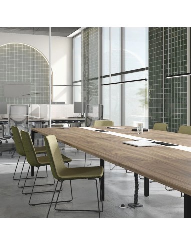 Grande table de conférence dans une salle de réunion lumineuse - Nova U