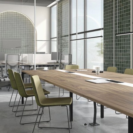 Grande table de conférence dans une salle de réunion lumineuse - Nova U