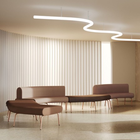 Banquettes modulaires courbes LINJE formant un espace lounge professionnel à Zurich.