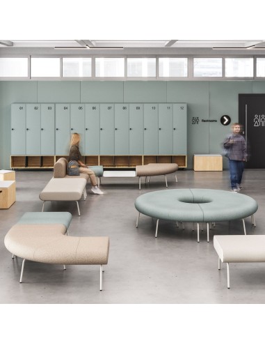 Îlot canapé LINJE modulaires dans une espace éducatif avec casiers à Zürich.