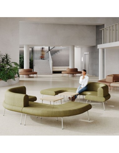 Salle d'accueil avec canapé modulaire arrondi vert LINJE à Monthey.