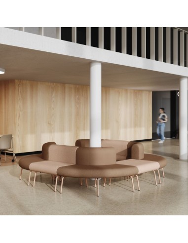 Canapé arrondi modulaire LINJE placé autour d'un pilier dans un hall à Lucerne.