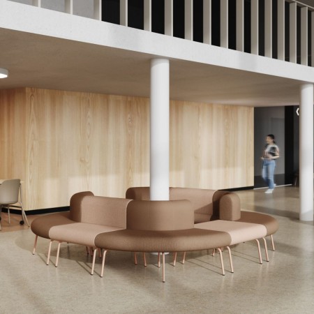 Canapé arrondi modulaire LINJE placé autour d'un pilier dans un hall à Lucerne.