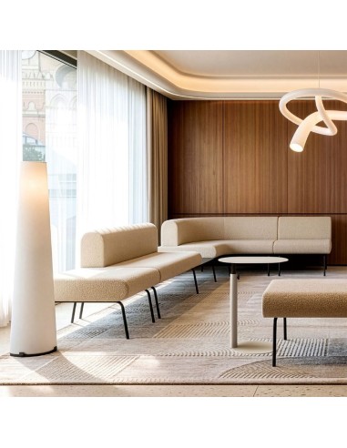 Banquettes modulables LINJE beige avec dossiers dans un espace lounge professionnel contemporain.