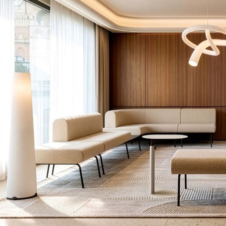 Banquettes modulables LINJE beige avec dossiers dans un espace lounge professionnel contemporain.