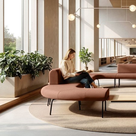 Banquette modulable LINJE avec dossier et assise courbe installée dans un espace lounge professionnel lumineux à Lausanne.