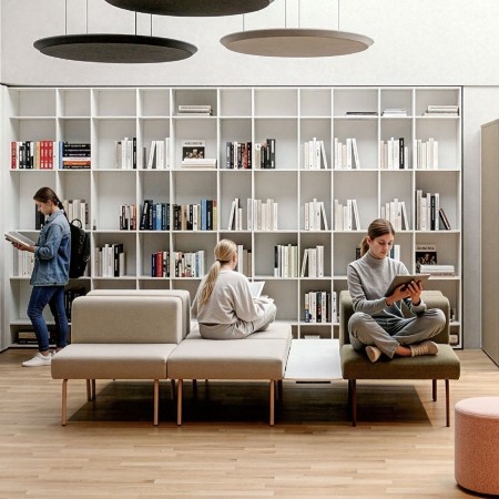 Banquettes modulables LINJE avec assises et dossiers en tissu dans un espace de lecture professionnel à Lausanne.