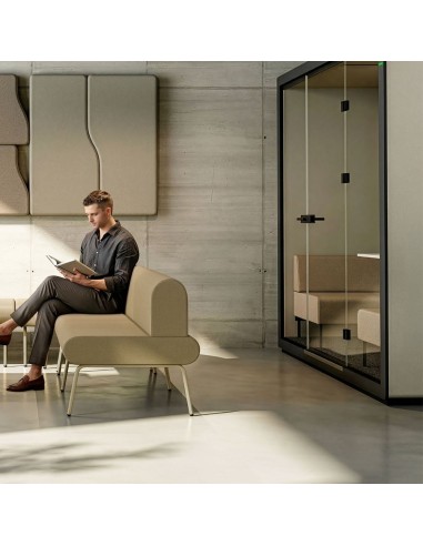 Banquette modulable LINJE beige avec dossier dans un espace d’attente professionnel à Genève.