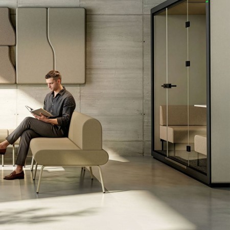 Banquette modulable LINJE beige avec dossier dans un espace d’attente professionnel à Genève.