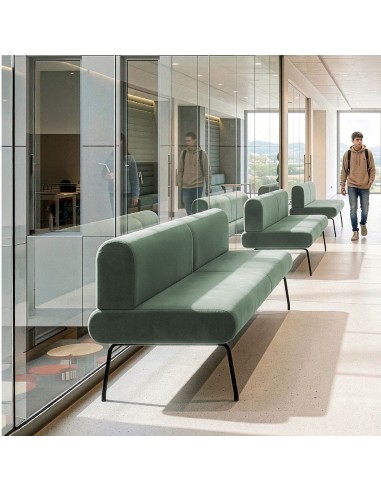 Banquettes modulables LINJE avec dossiers rembourrés disposées le long d’une paroi vitrée dans un espace collectif à Genève.
