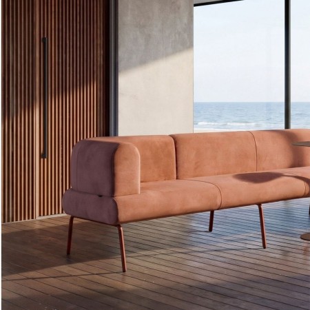 Canapé modulable LINJE en tissu terracotta avec dossier arrondi dans un espace lounge professionnel à Lausanne.