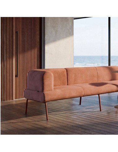 Canapé modulable LINJE en tissu terracotta avec dossier arrondi dans un espace lounge professionnel à Lausanne.