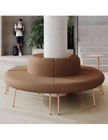 Composition de canapés LINJE modulaires en cercle autour d'un pilier dans un hall à Genève.