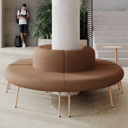 Composition de canapés LINJE modulaires en cercle autour d'un pilier dans un hall à Genève.