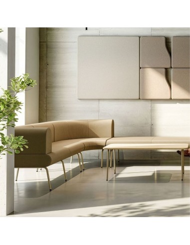 Canapé modulable beige LINJE assises courbes et table basse installé dans un espace lounge professionnel lumineux à Lausanne.