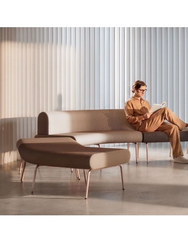 Banquette modulable beige LINJE avec assises courbes installée dans un espace d’attente professionnel à Lausanne.