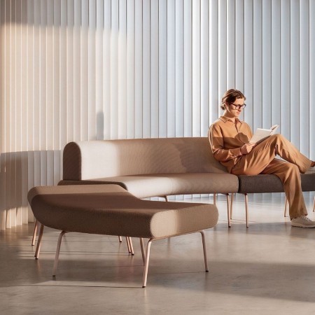 Banquette modulable beige LINJE avec assises courbes installée dans un espace d’attente professionnel à Lausanne.