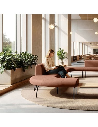 Banquette modulable LINJE avec dossier et assise courbe installée dans un espace lounge professionnel lumineux à Lausanne.