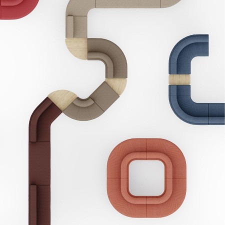 Vue de dessus de différentes configurations de canapé modulable LINJE modules droits, courbes et éléments de liaison en bois.