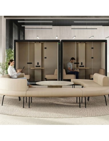 Banquettes modulables LINJE beige disposées en espace lounge devant des cabines de travail individuelles.