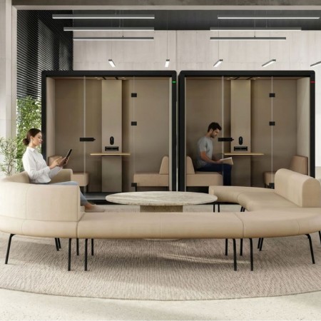 Banquettes modulables LINJE beige disposées en espace lounge devant des cabines de travail individuelles.