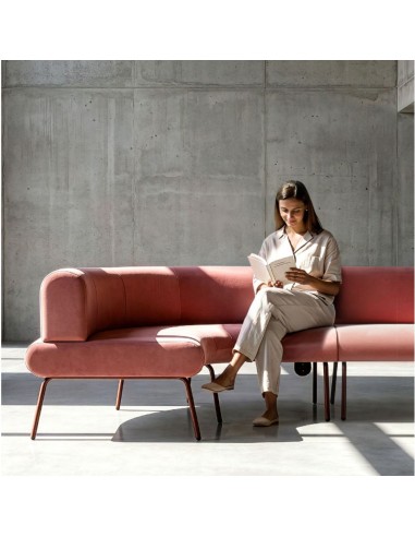 Canapé LINJE modulable rose à dossier arrondi installé dans un espace d’attente professionnel contemporain à Genève.