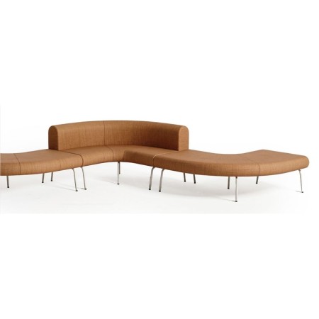 Canapé modulable LINJE courbe aménagé pour espace de rencontre professionnel.