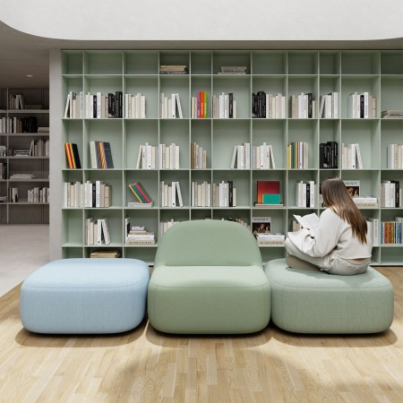 Bibliothèque design coloré à Saint-Maurice avec poufs Jelly pour lecture.