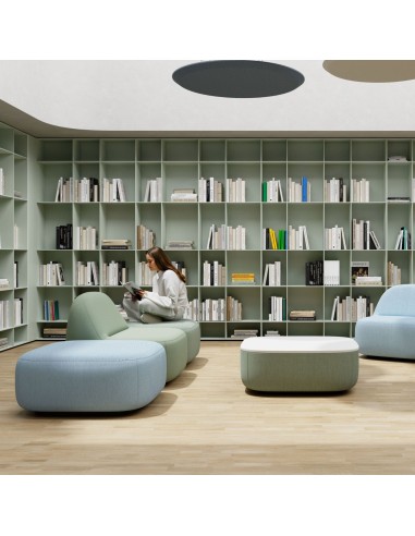 Fauteuils lounge design Jelly bleus et verts installés dans une bibliothèque à Genève.