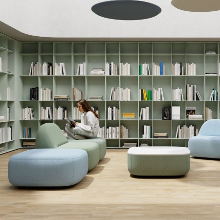 Fauteuils lounge design Jelly bleus et verts installés dans une bibliothèque à Genève.