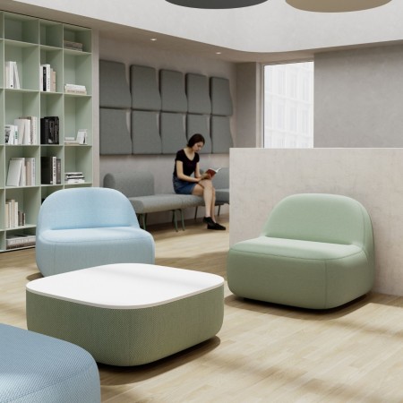 Espace d'études à Bâle avec poufs design Jelly verts et bleues confortables.