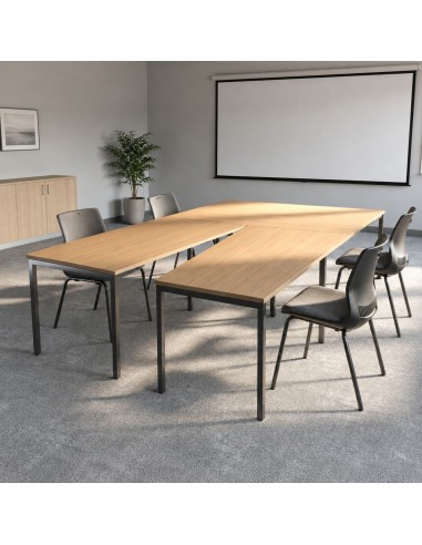 Table de réunion en V NOVA U dans une salle de formation à Fribourg.