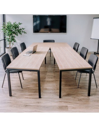 Table en V NOVA U pour 8 personnes dans une salle de réunion à Berne.