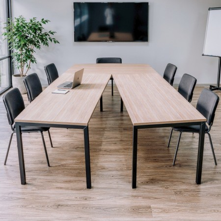 Table en V NOVA U pour 8 personnes dans une salle de réunion à Berne.