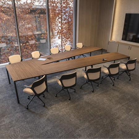 Table de réunion haut de gamme 10 places dans une salle de conférence moderne à Zurich.