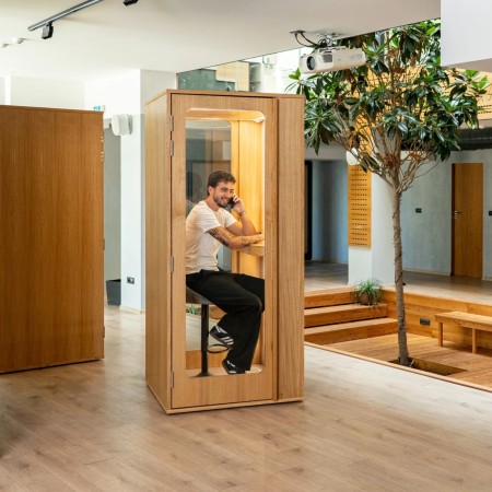 Cabine téléphonique acoustique Haven One installée dans un bureau